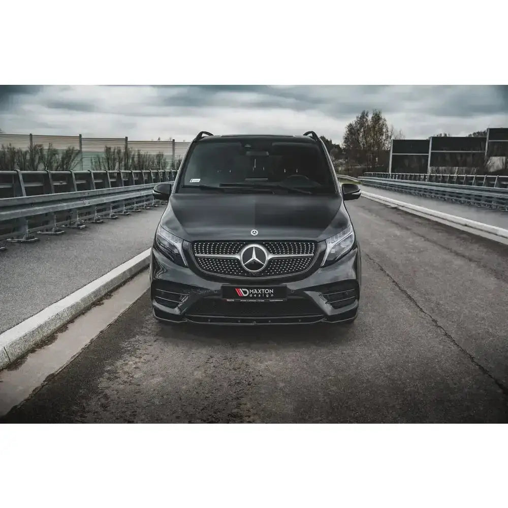 Frontspoiler på Mercedes-Benz V-Class Amg-Line W447 Facelift sett forfra med kromdetaljer i grillen.