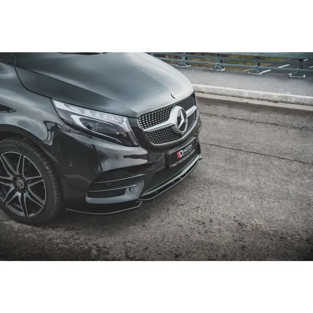 Front splitter Mercedes V-Klasse AMG-Line W447 Facelift, sett fra venstre med sølvdetaljer og blank grill.