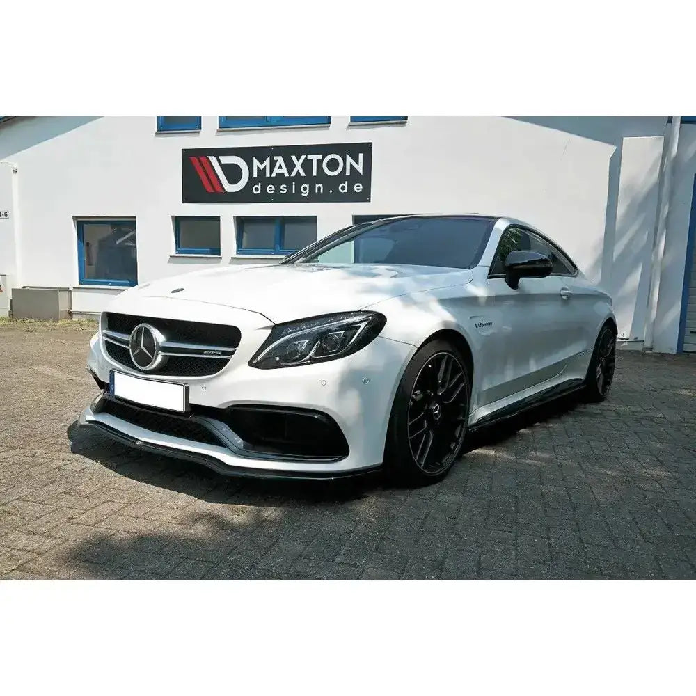 Frontleppe på Mercedes C-Klasse C205 63Amg Coupe, hvit bil med svarte felger sett skrått forfra.