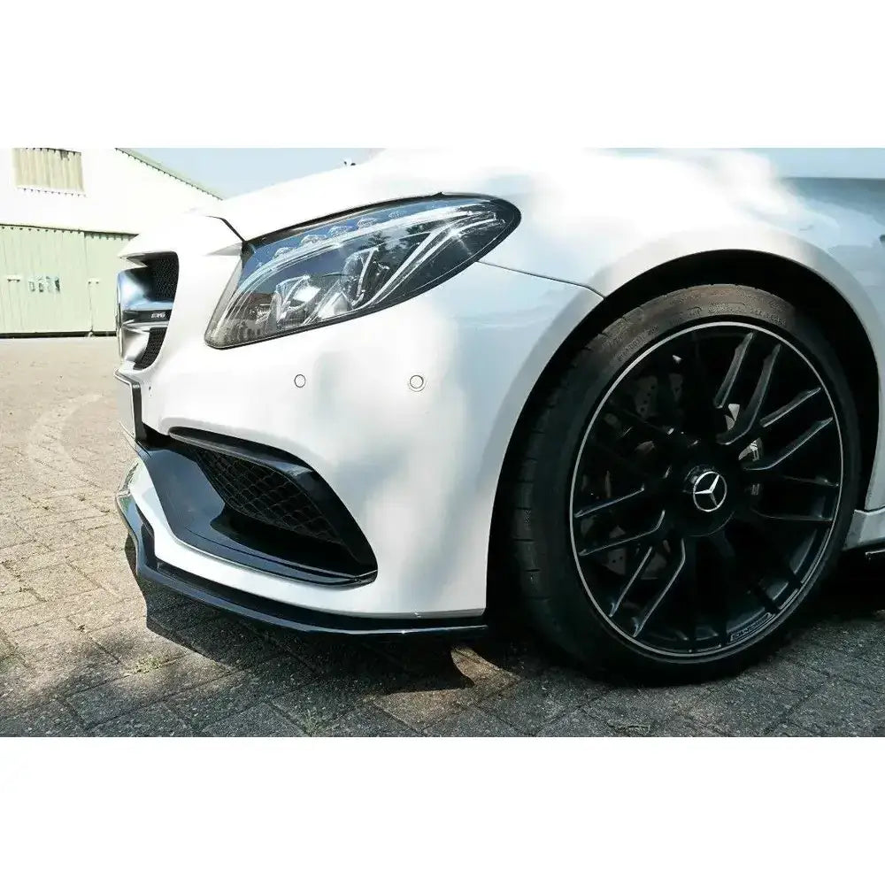 Front splitter på Mercedes C-Klasse C205 63Amg Coupe, nærbilde av høyre front med sorte felger.