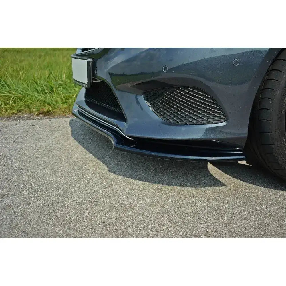 Front splitter på Mercedes E-Klasse A207 C207, sort blank plast montert på grå støtfanger, nærbilde fra siden.