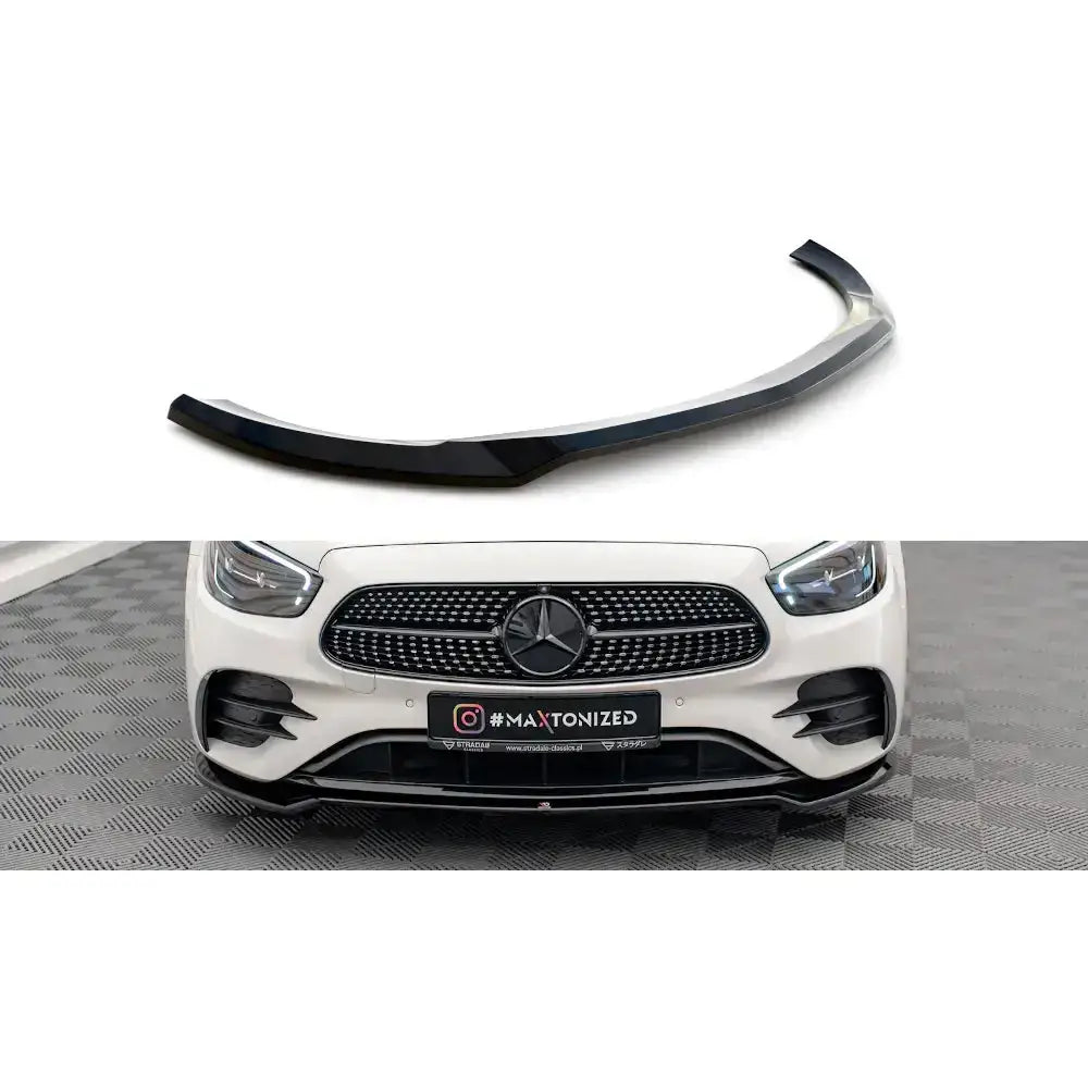 Frontleppe til Mercedes E-Klasse AMG-Line W213 Facelift, sort glanset splitter montert på hvit bil.