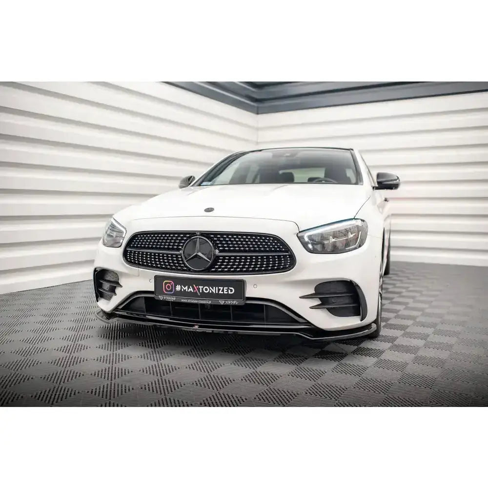 Frontspoiler på Mercedes E-Klasse AMG-Line W213 Facelift med kromgrill og LED-frontlykter.
