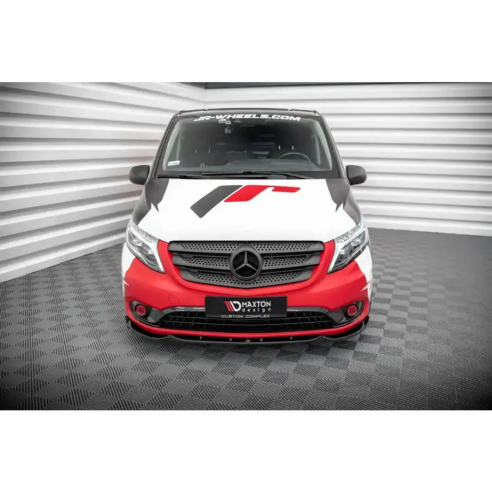Frontleppe på Mercedes Vito W447 Facelift med svart, hvit og rød foliering, sett forfra.