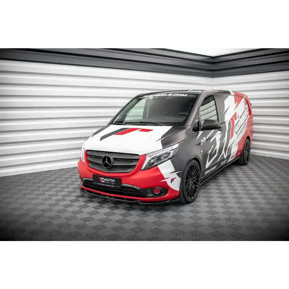 Spoiler på Mercedes Vito W447 Facelift med sportslig folie-design, sett forfra og fra siden innendørs.
