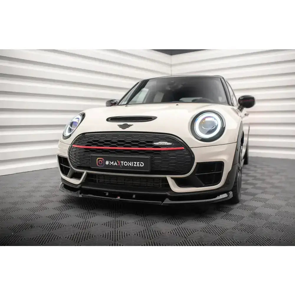 Front splitter til Mini Cooper Clubman F54 Facelift V.1 med svart grill, rød stripe og LED-frontlykter.