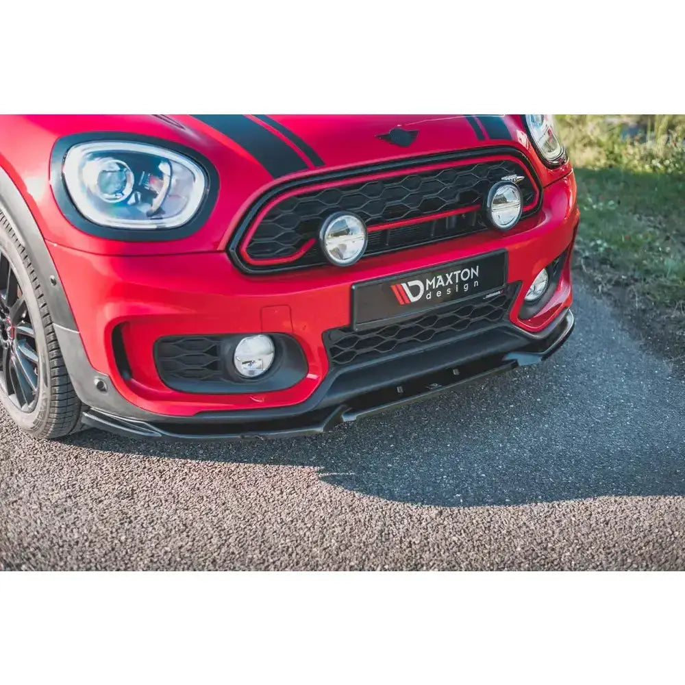 Front splitter på rød Mini Countryman Mk2 F60 JCW V.1 med sorte detaljer og Maxton Design-logo.