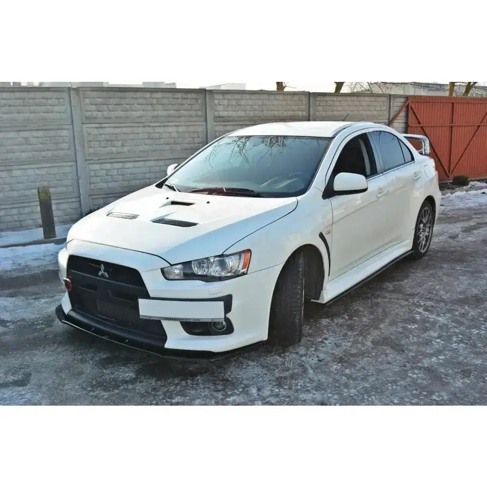 Frontleppe på Mitsubishi Lancer Evo X V.1 hvit sportsbil med svarte detaljer og stor hekkspoiler.