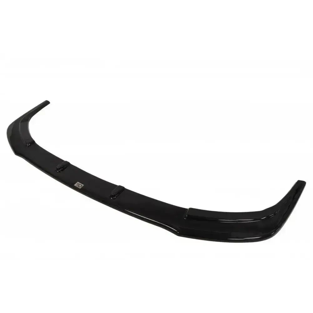 Spoiler til Mitsubishi Lancer Evo X V.1 i sort blank plast med monteringspunkter og metall-logo, sett skrått ovenfra.