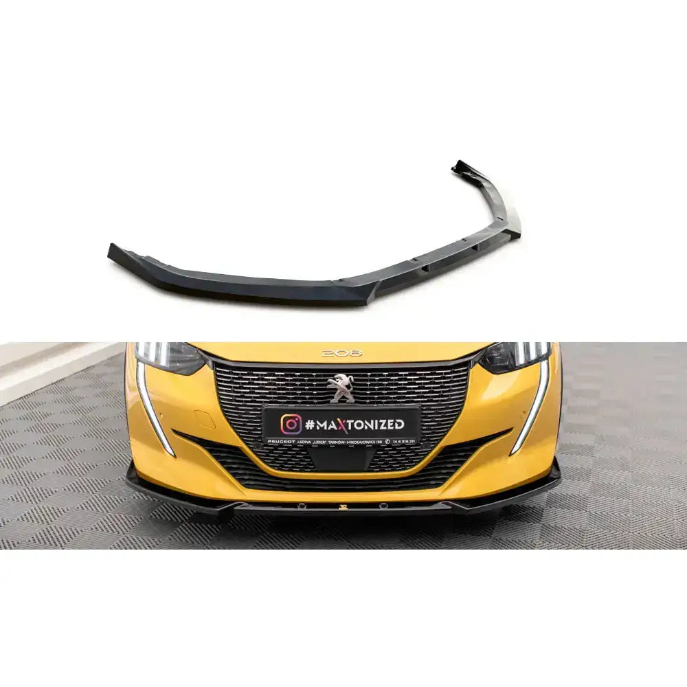 Frontspoiler Peugeot 208 GT Mk2 V.1 i sort plast montert foran på gul bil, sett fra skrå vinkel.