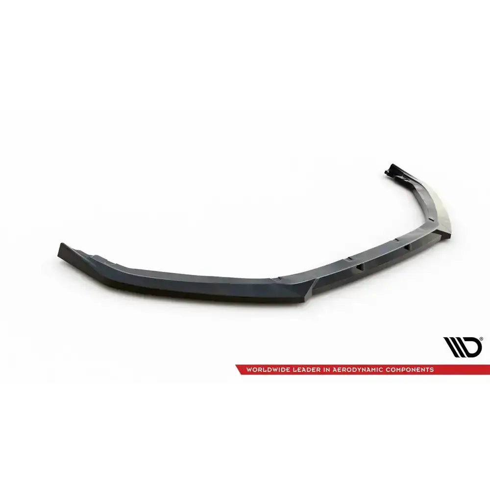 Front lip Peugeot 208 GT Mk2 V.1 i sort plast med kantete detaljer, vist skrått mot hvit bakgrunn.