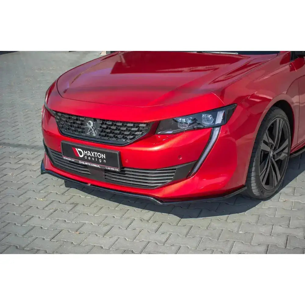 Frontleppe til Peugeot 508 Mk2 V.1 montert på rød bil med svart grill og sotede frontlykter.