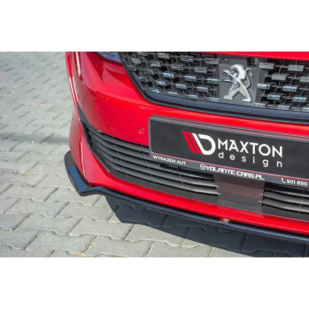 Front splitter for Peugeot 508 Mk2 V.1, nærbilde av rød bil med svart grill og Maxton Design-logo.