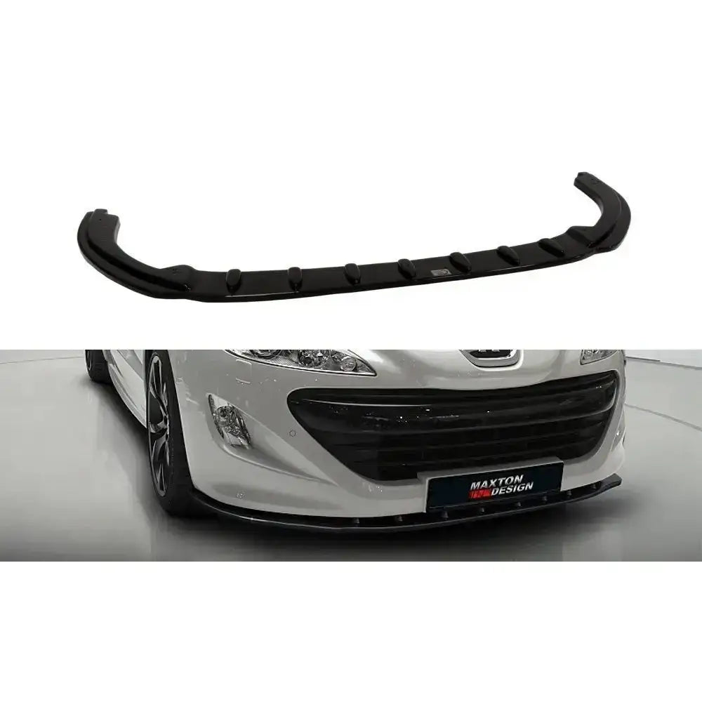 Frontspoiler Peugeot RCZ V.1 i sort plast, vist separat og montert på hvit bils frontparti.