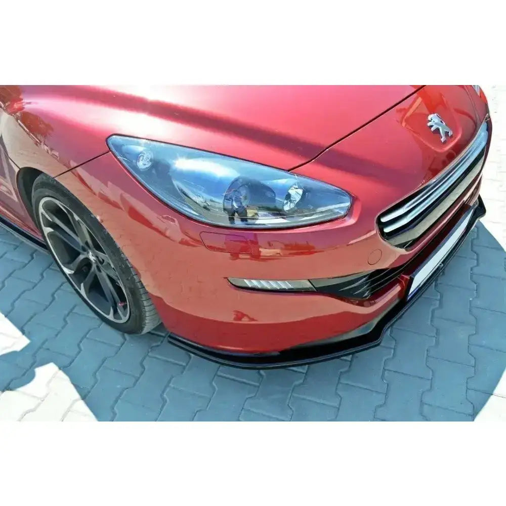 Front splitter på Peugeot RCZ Facelift V.1 med sorte detaljer på støtfanger og felg, sett skrått forfra.