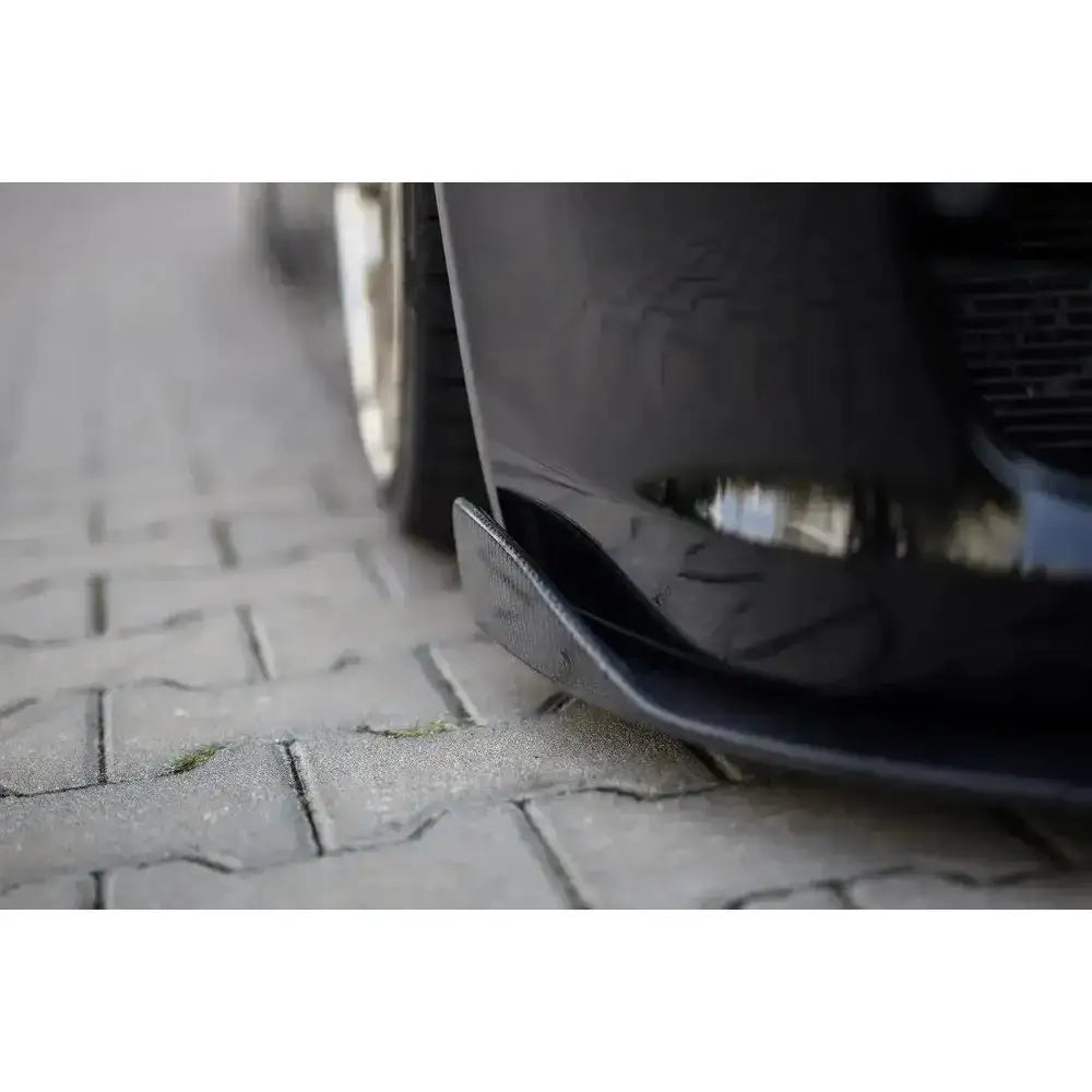 Frontleppe på Porsche Cayman Mk2 981C V.1 i karbonfiber sett fra siden over brostein.