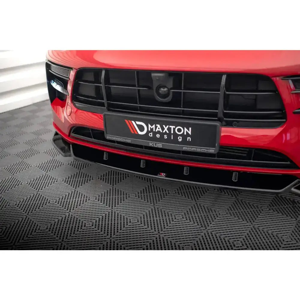 Front splitter på rød Porsche Macan Mk1 Facelift med sort grill og Maxton Design-logo på skiltplaten.