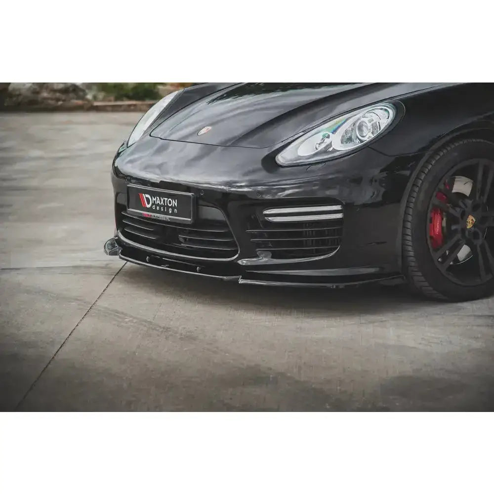 Frontspoiler til Porsche Panamera Turbo 970 Facelift, sett skrått forfra med blank svart finish.