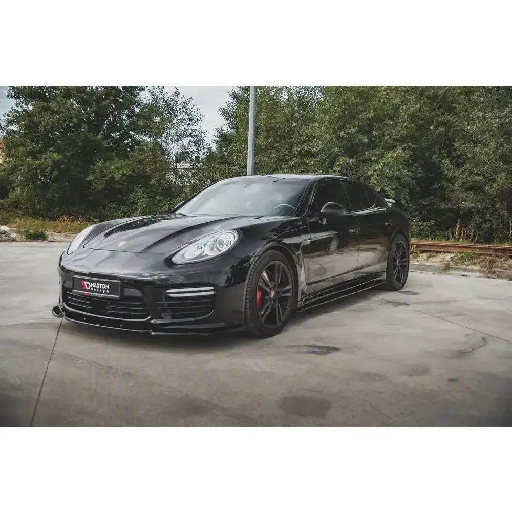 Frontspoiler på Porsche Panamera Turbo 970 Facelift V.1 med svarte felger og røde bremsecalipere.