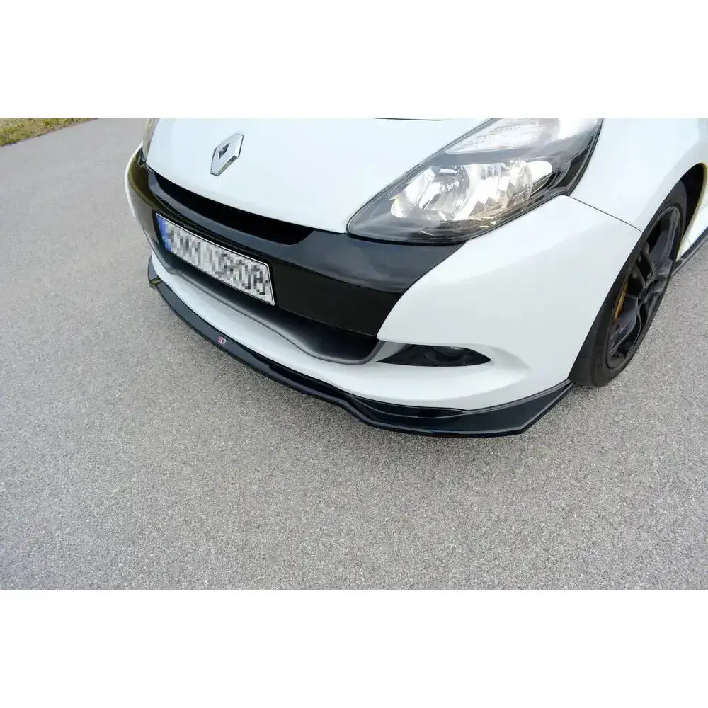 Frontleppe V.1 Renault Clio Mk3 RS Facelift montert på hvit bil med svarte detaljer, sett fra skrå vinkel.