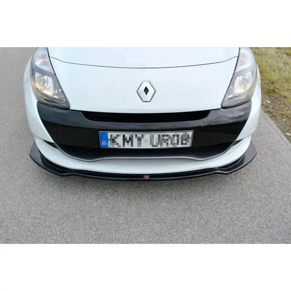 Front splitter på Renault Clio Mk3 RS Facelift V.1, montert foran på hvit bil, sett fra skrå vinkel.