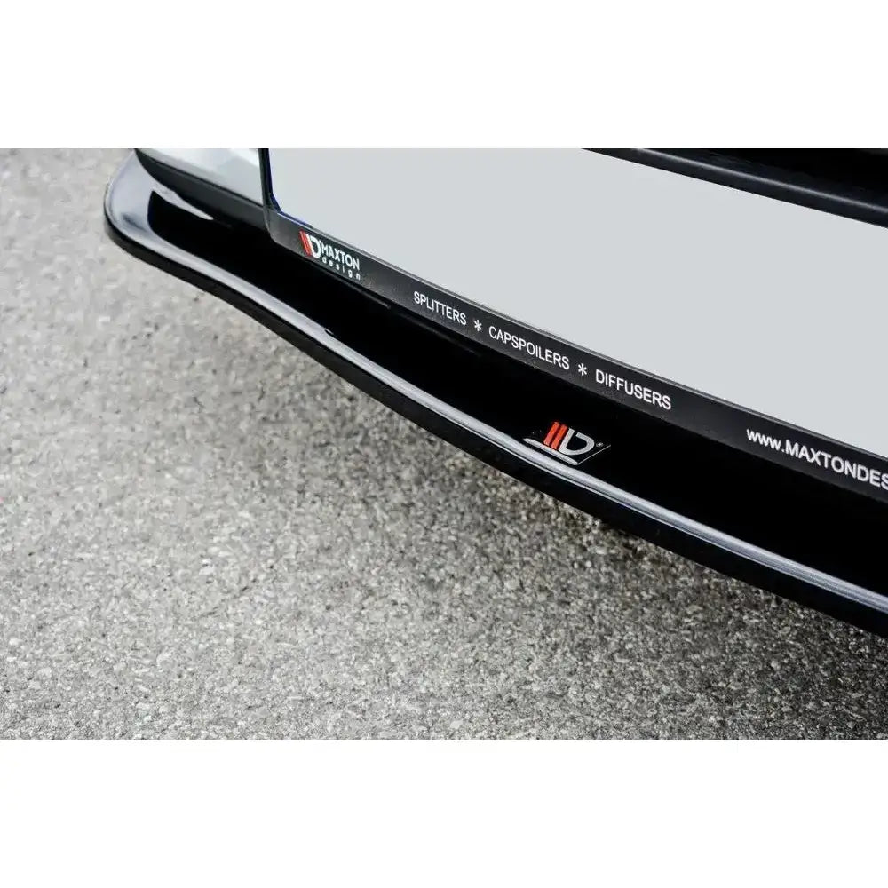 Front splitter til Renault Clio Mk4 V.1 i sort glans med Maxton Design-logo, sett skrått ovenfra.