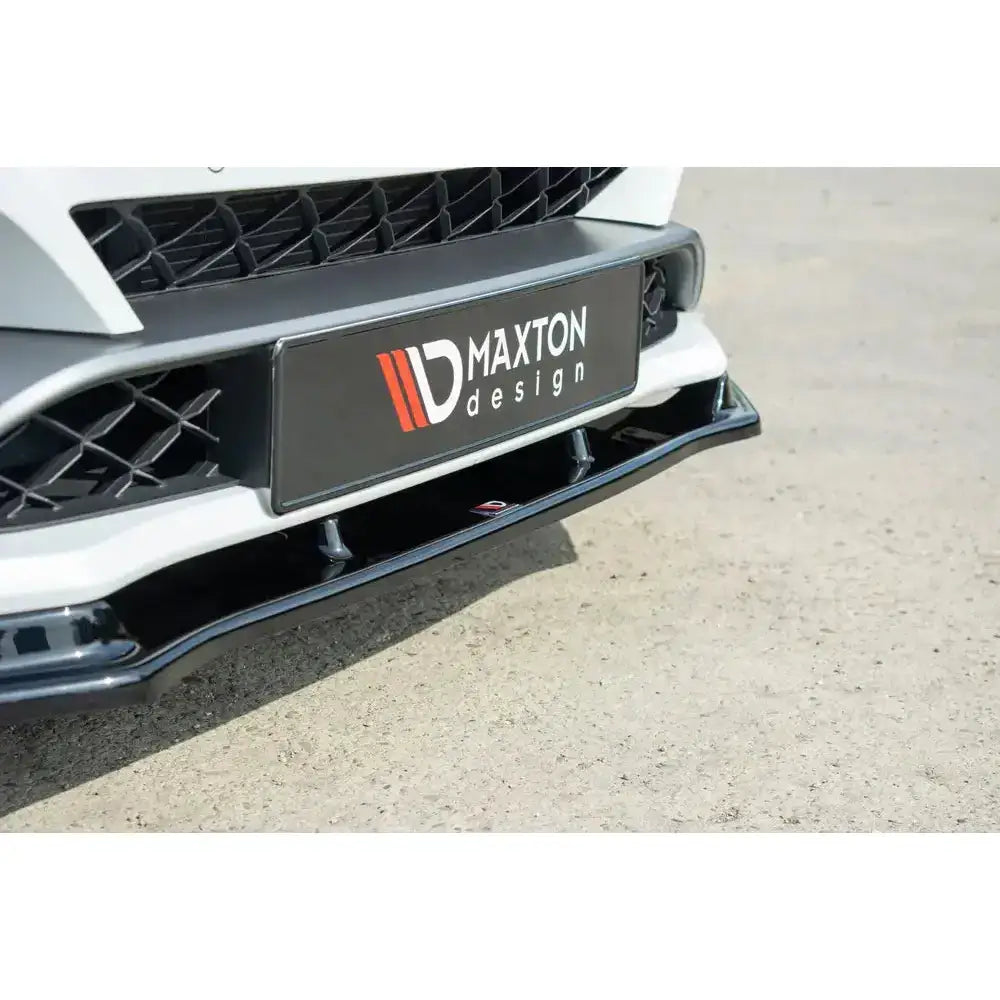Front splitter for Renault Megane IV Rs V.1, sort blank plast montert på hvit bil med Maxton Design-logo.