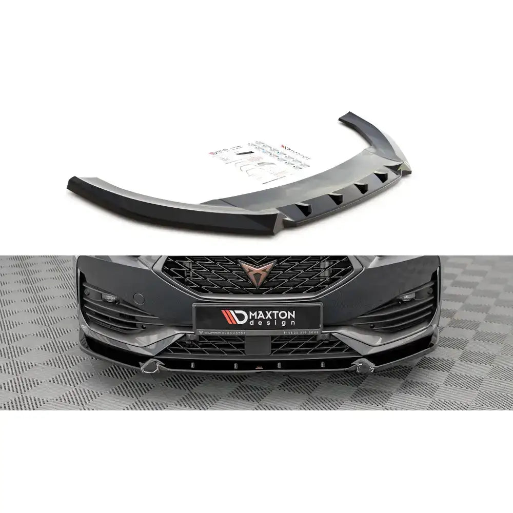 Frontspoiler til Seat Cupra Leon 20- V.1 i sort plast med luftkanaler, vist montert og som enkeltprodukt.