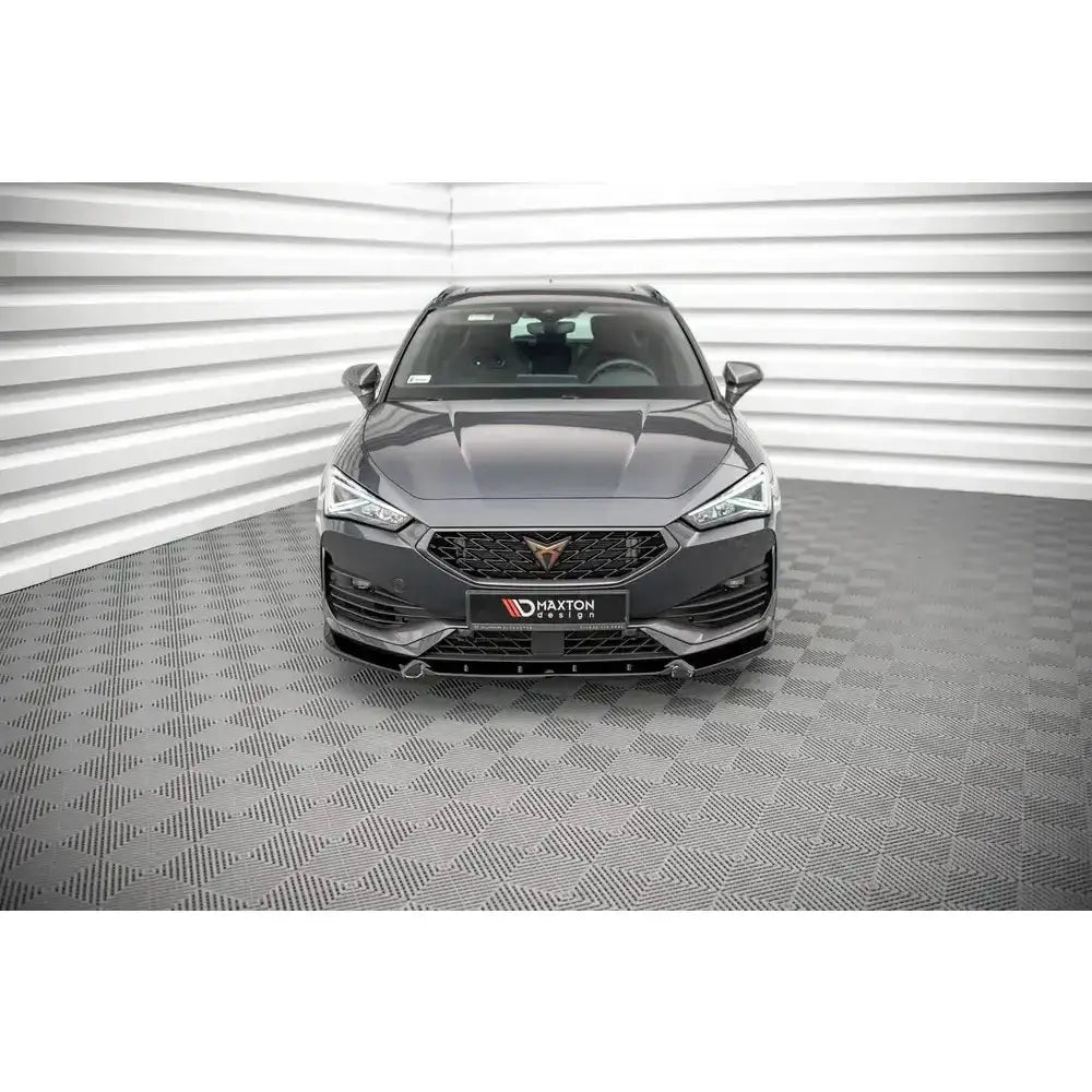 Frontleppe på Seat Cupra Leon 20- V.1, mørk grå bil sett forfra med sportslig grill og skarpe frontlys.