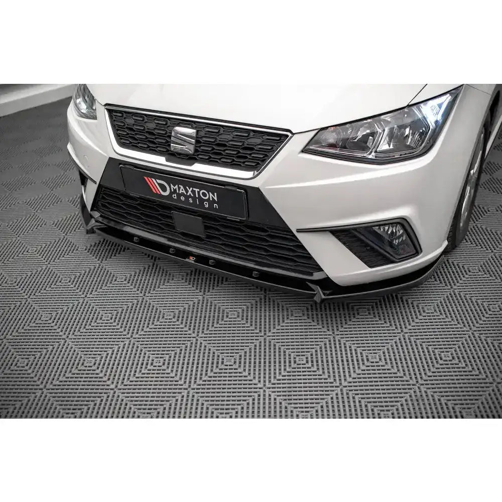 Spoiler til Seat Ibiza Mk5 V.1 17-21, sort frontsplitter under støtfanger sett forfra med frontlykter.