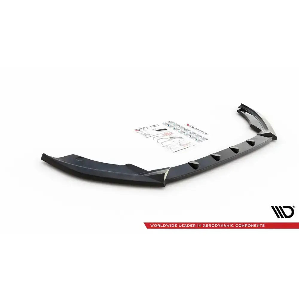 Front splitter til Seat Ibiza Mk5 V.1 17-21, sort plast, skrå vinkel med festedetaljer på hvit bakgrunn.
