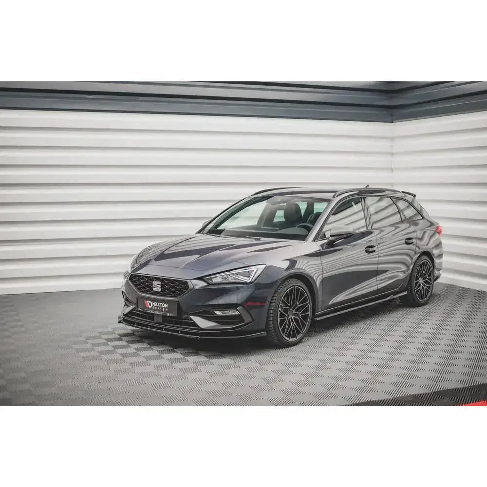 Frontleppe på Seat Leon FR Mk4 V.1 stasjonsvogn med sorte felger, fotografert fra høyre forhjørne.