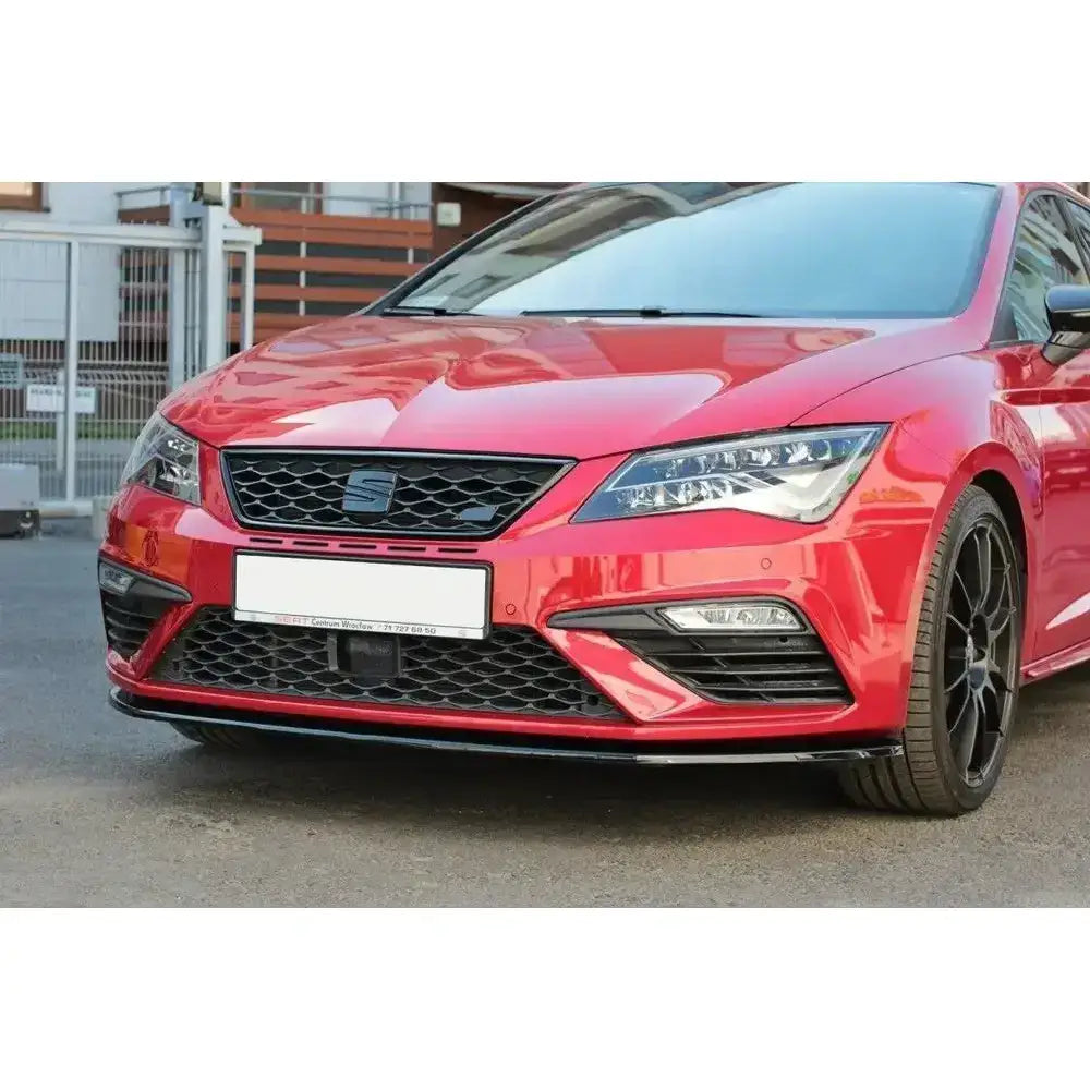 Frontspoiler Seat Leon Mk3 Cupra/Fr Facelift V.1 på rød bil med sorte felger og sportslig grill.