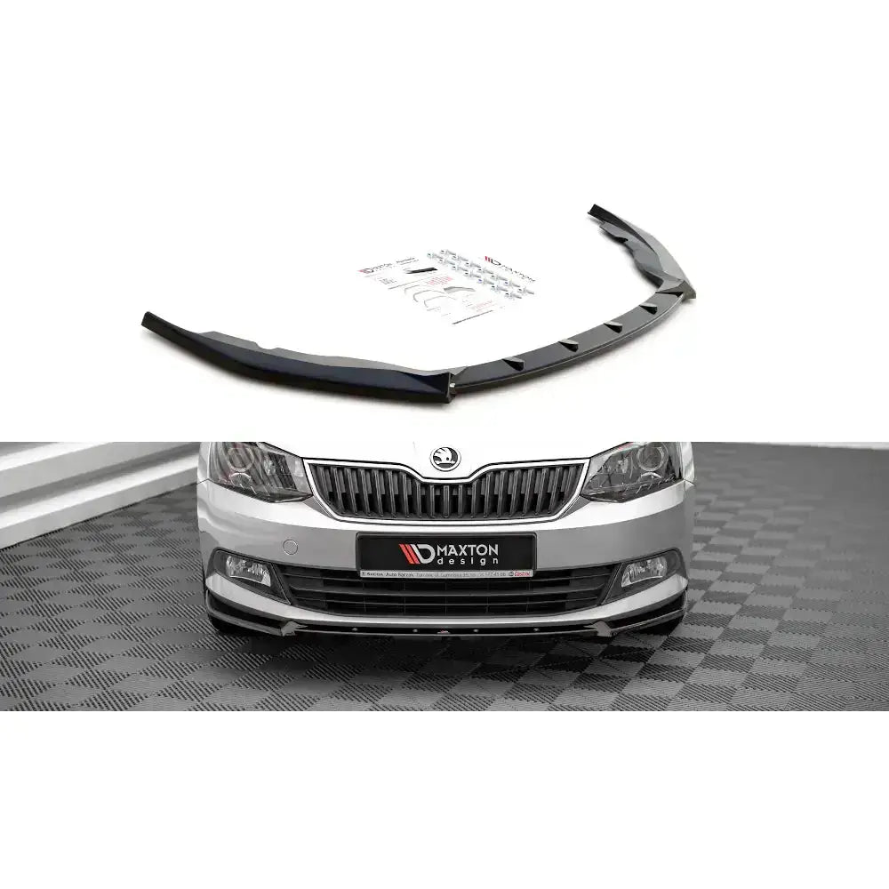 Frontspoiler til Skoda Fabia Mk3 V.1 14-19, sort plast, vist ovenfra med monteringsutstyr og montert på bil.