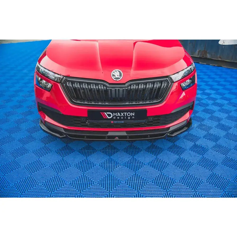 Frontleppe på rød Skoda Kamiq V.1 med sort grill og Maxton Design-logo, sett forfra på blått underlag.