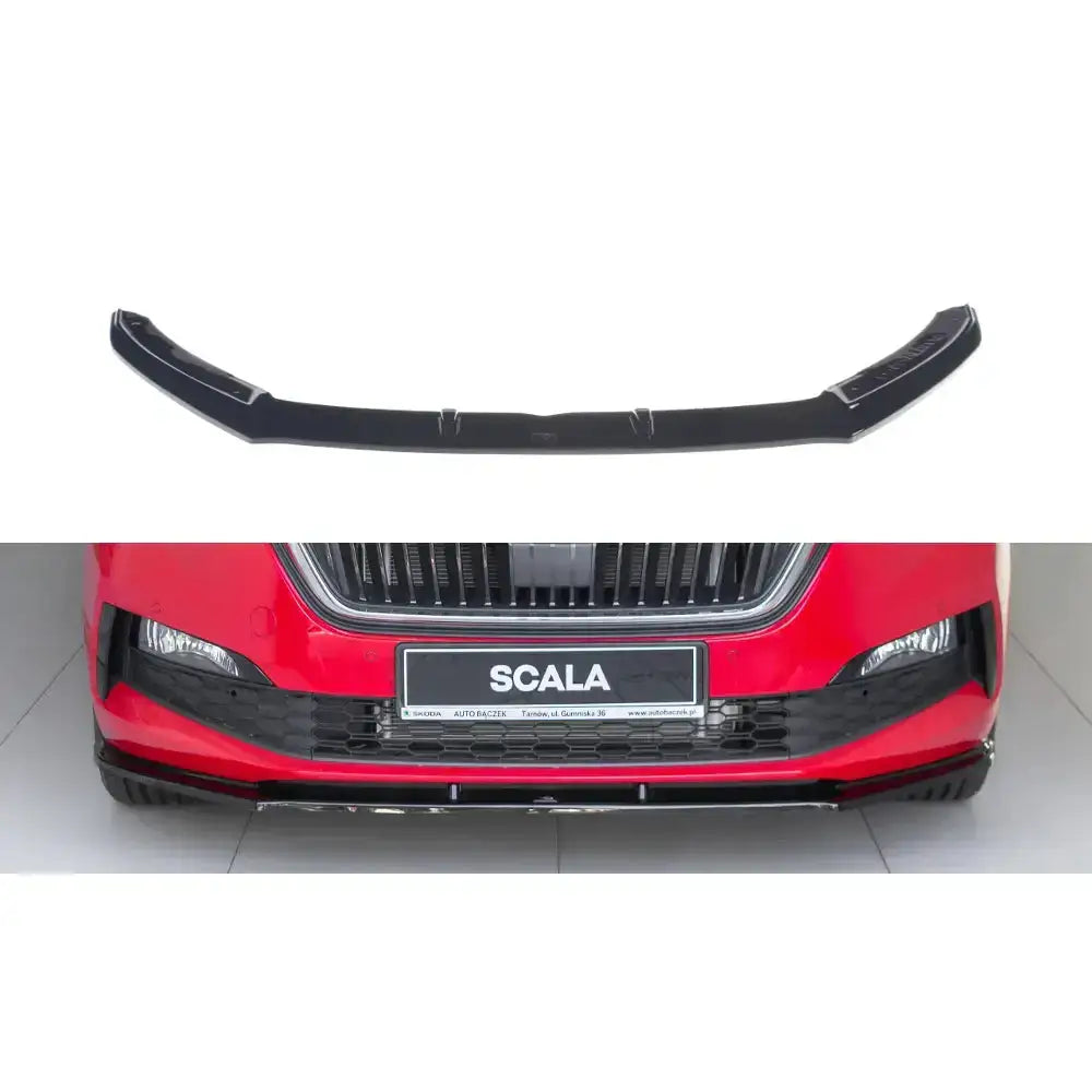Frontspoiler til Skoda Scala V.1 i svart plast, vist alene mot hvit bakgrunn og montert på rød bil.