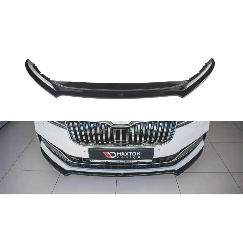 Frontspoiler Skoda Superb Mk3 Fl V.1 i sort plast montert på hvit bil med sølvfarget grill.