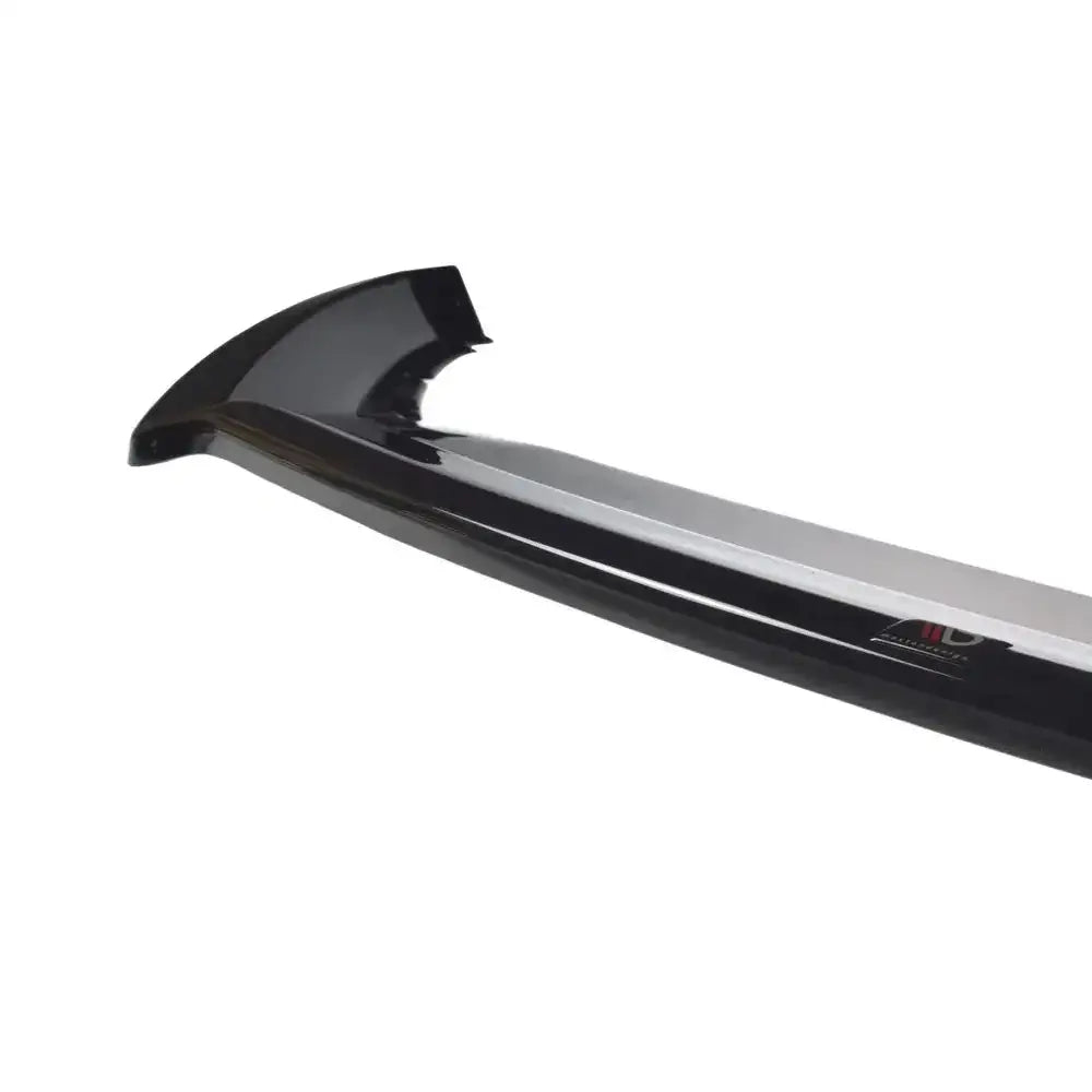 Spoiler til Skoda Superb Mk3 Fl V.1 i blank sort plast, nærbilde av ene enden med diskret logo.