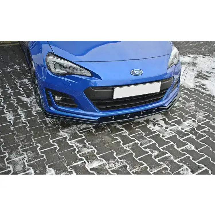 Frontleppe på Subaru Brz Facelift V.1, nærbilde av sort spoiler foran blå bil med lykter og grill.