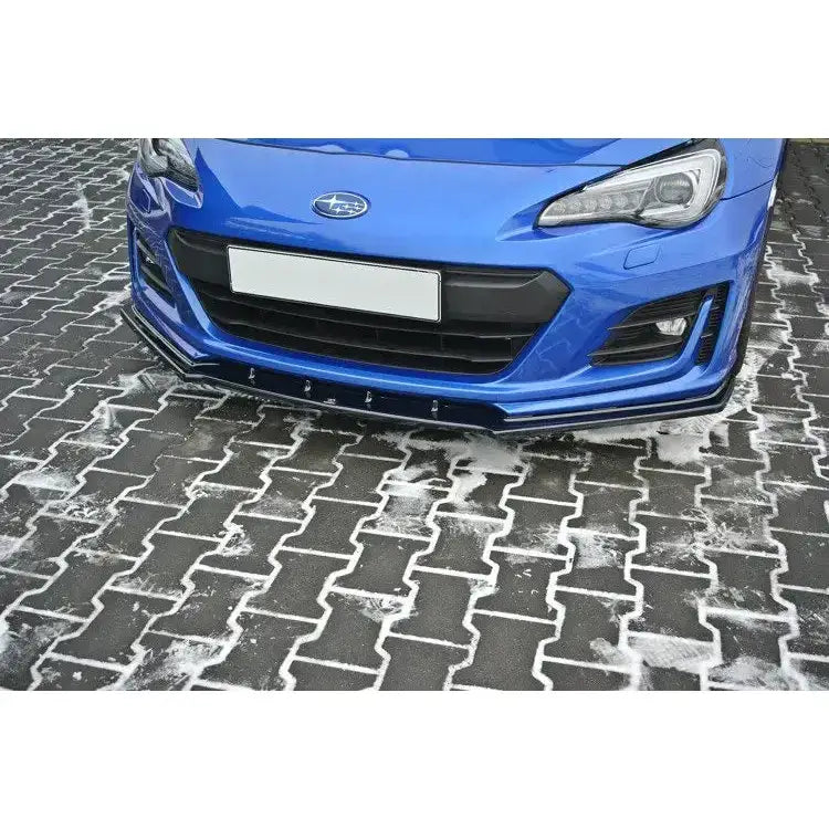 Front splitter på Subaru Brz Facelift V.1, blå bil med svart leppe og synlige frontlys sett forfra.