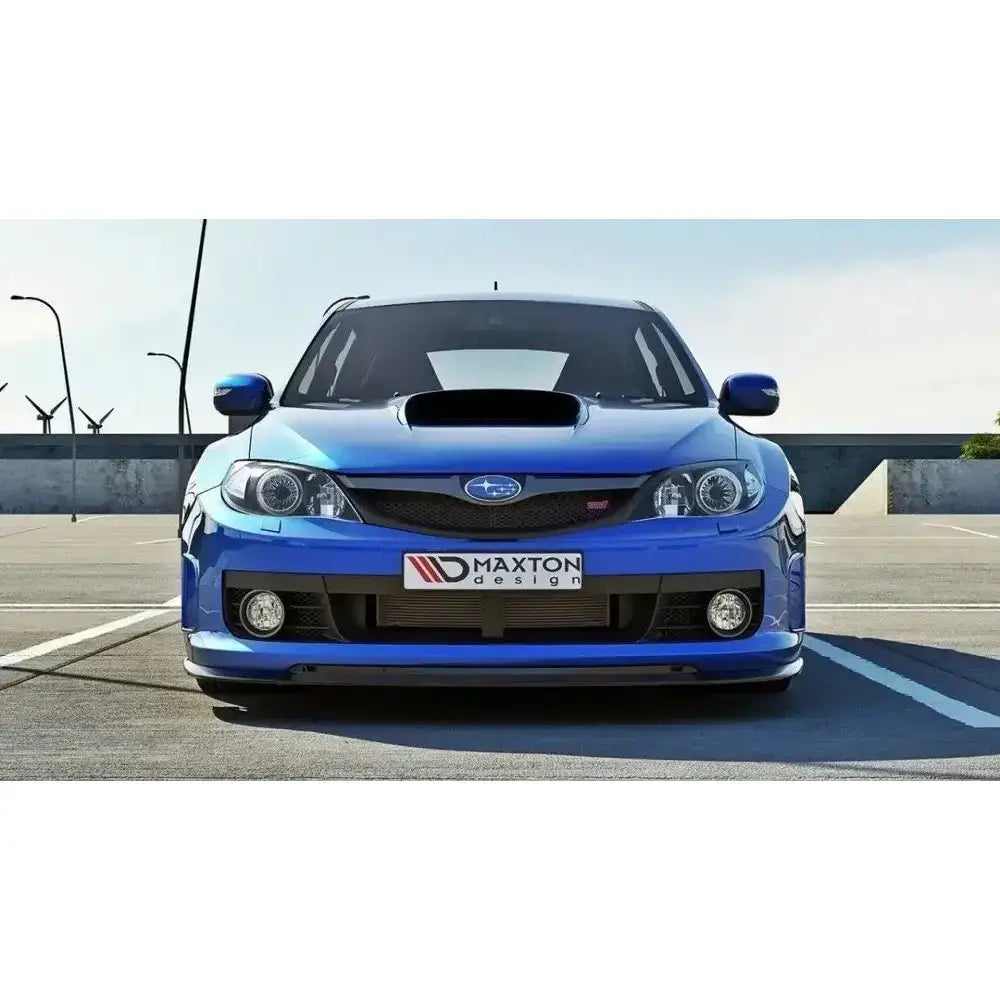 Spoiler til Subaru Impreza Wrx Sti 2009-2011 vises foran på blå sportsbil med sort frontleppe.