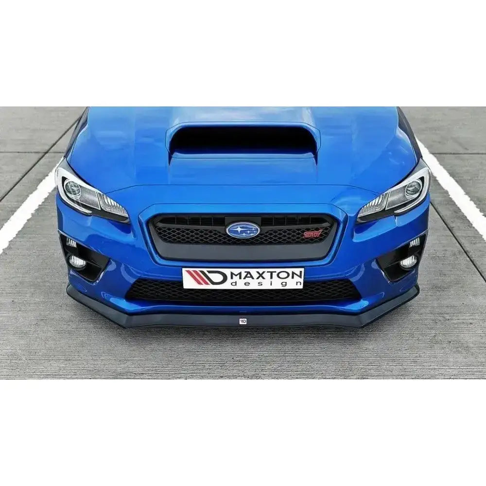 Front lip på Subaru Wrx Sti V.1 vises foran på blå bil med svart plastspoiler og Maxton Design-skilt.