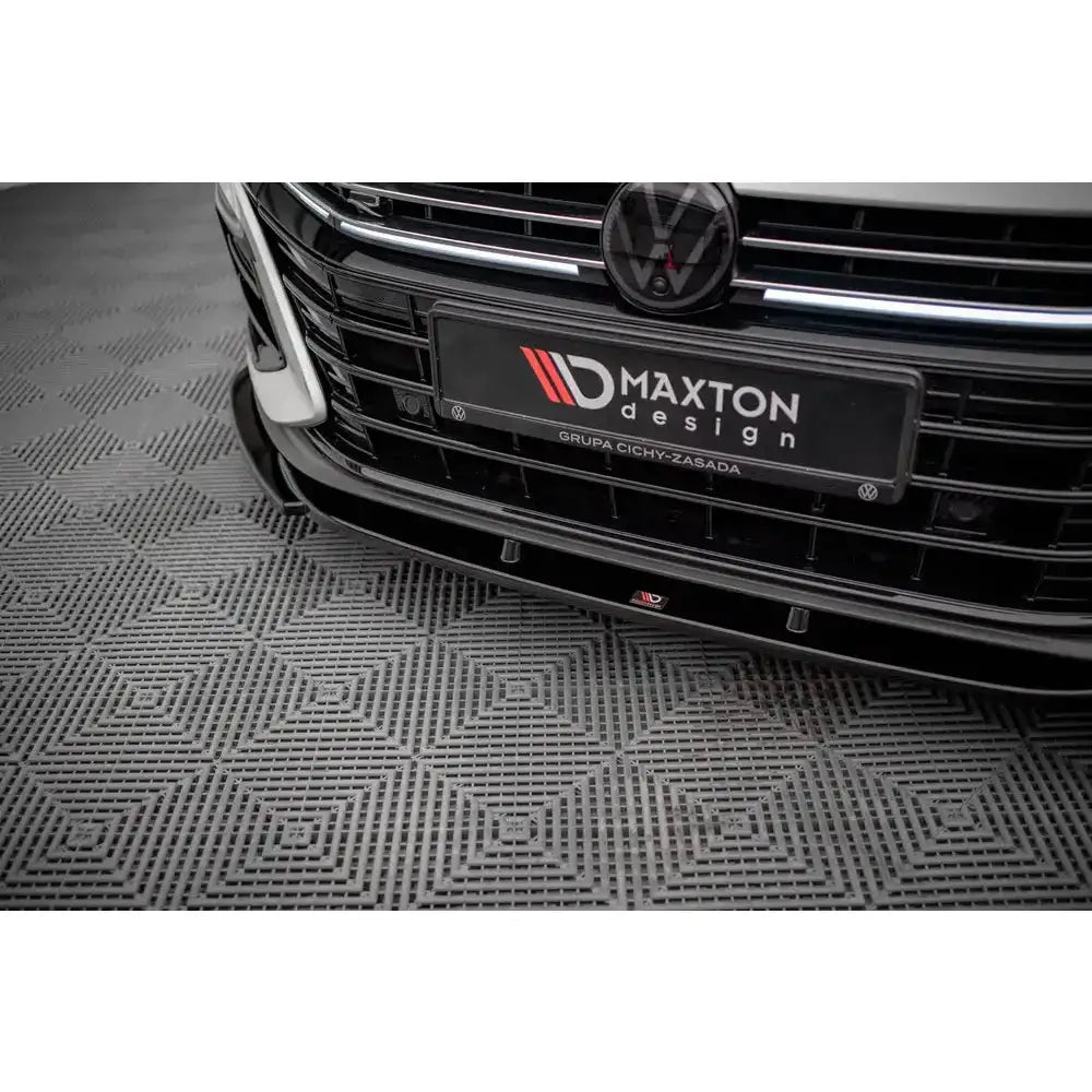 Front splitter på Volkswagen Arteon R med sort aerodynamisk fronstykke og blank grill.