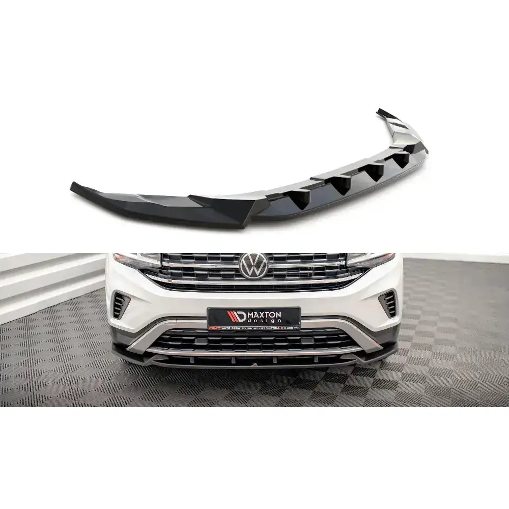 Frontspoiler Volkswagen Atlas Cross Sport svart plast med sportslig design, montert på hvit bil.