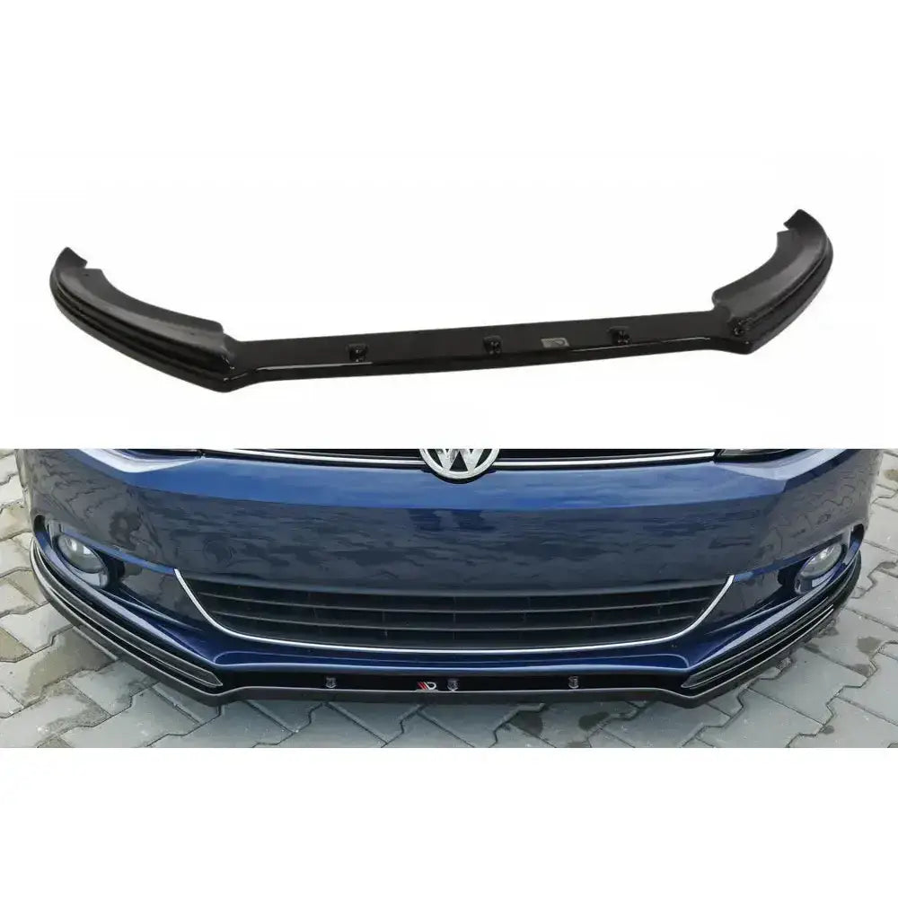 Frontspoiler Volkswagen Jetta Mk6 V.1 i sort plast, vist fra skrå vinkel og montert på blå bil.