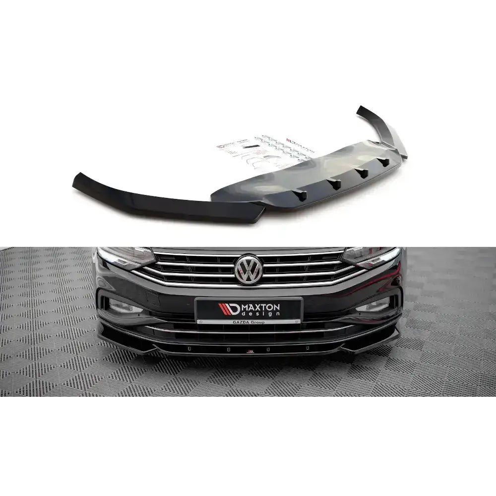Frontspoiler Volkswagen Passat B8 Facelift V.1 i sort plast med kantete design, vist løs og montert på bil.