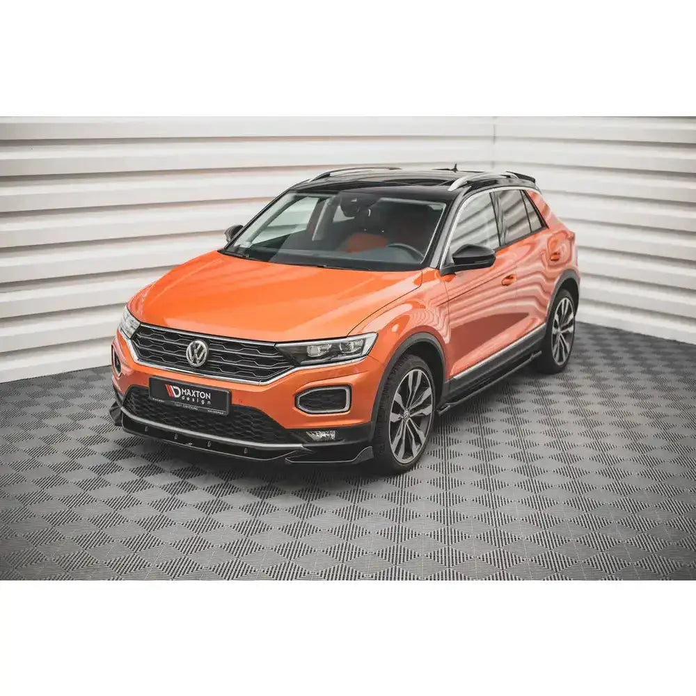 Frontleppe på Volkswagen T-Roc Mk1 2017 med sorte detaljer, store felger og moderne LED-lys.