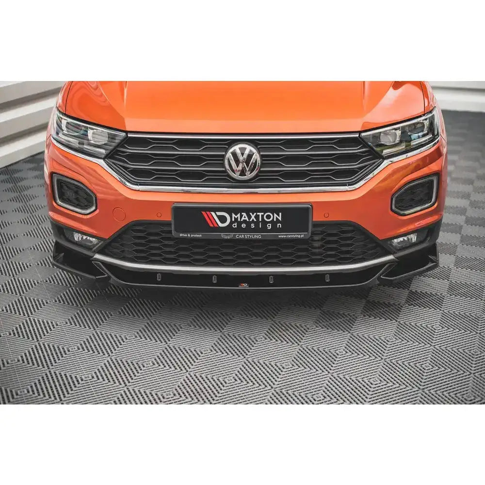 Spoiler Volkswagen T-Roc Mk1 2017 V.1 i blank sort fra Maxton Design montert på oransje bil front.