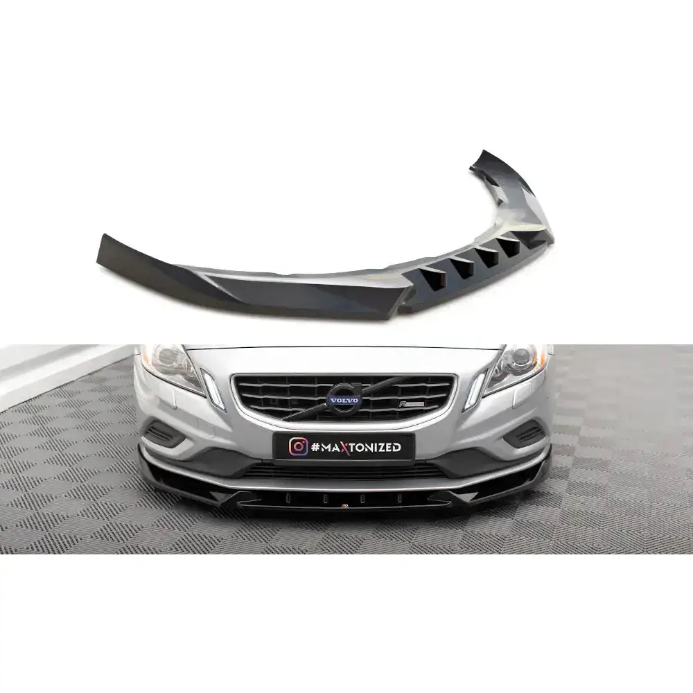 Frontspoiler til Volvo S60 R-Design Mk2 V.1, sort plast med vinkler og luftspalter, montert på sølv bil.