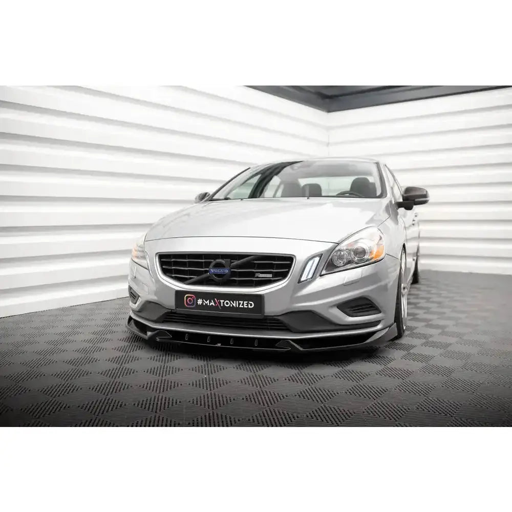 Frontleppe på Volvo S60 R-Design Mk2 V.1, sølvfarget bil sett forfra med sorte detaljer.